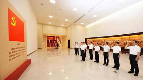 江南app体育领导班子参观“‘不忘初心、牢记使命’ 中国共产党历史展览”并重温入党誓词